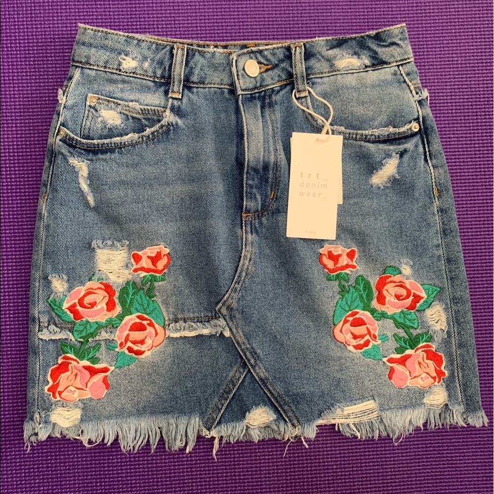 ZARA embroidered denim skirt with pockets NWT Small
